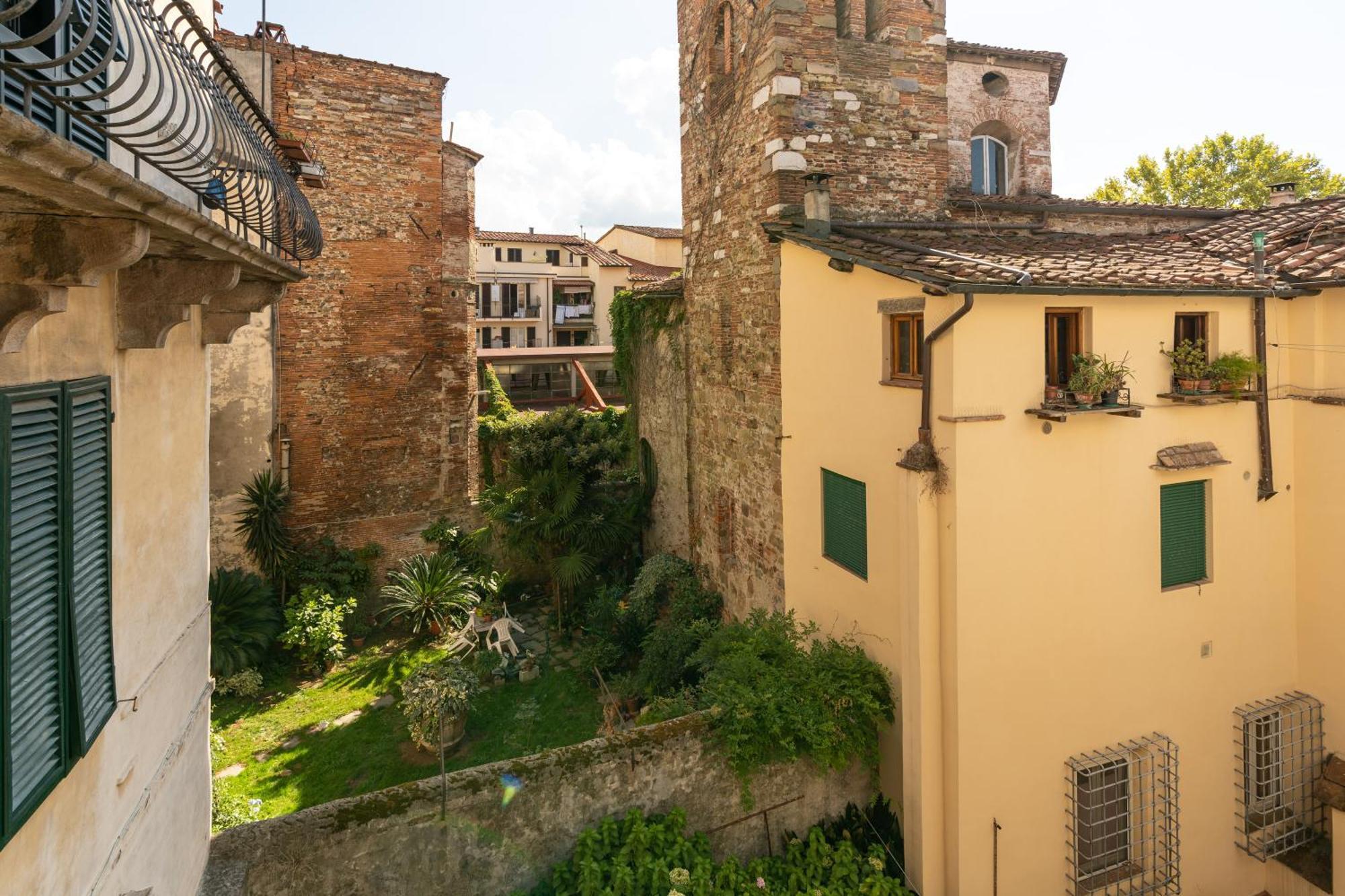 شقة Historic Apt In The Center Of Lucca With Balcony المظهر الخارجي الصورة