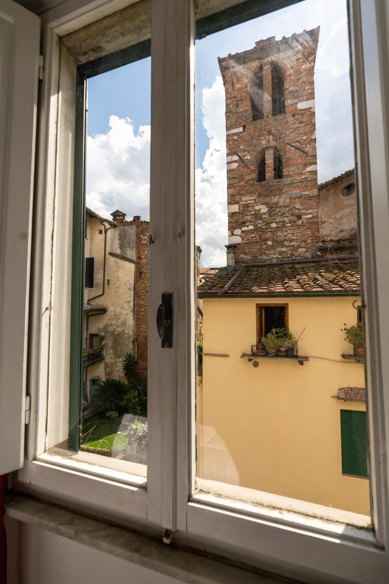 شقة Historic Apt In The Center Of Lucca With Balcony المظهر الخارجي الصورة