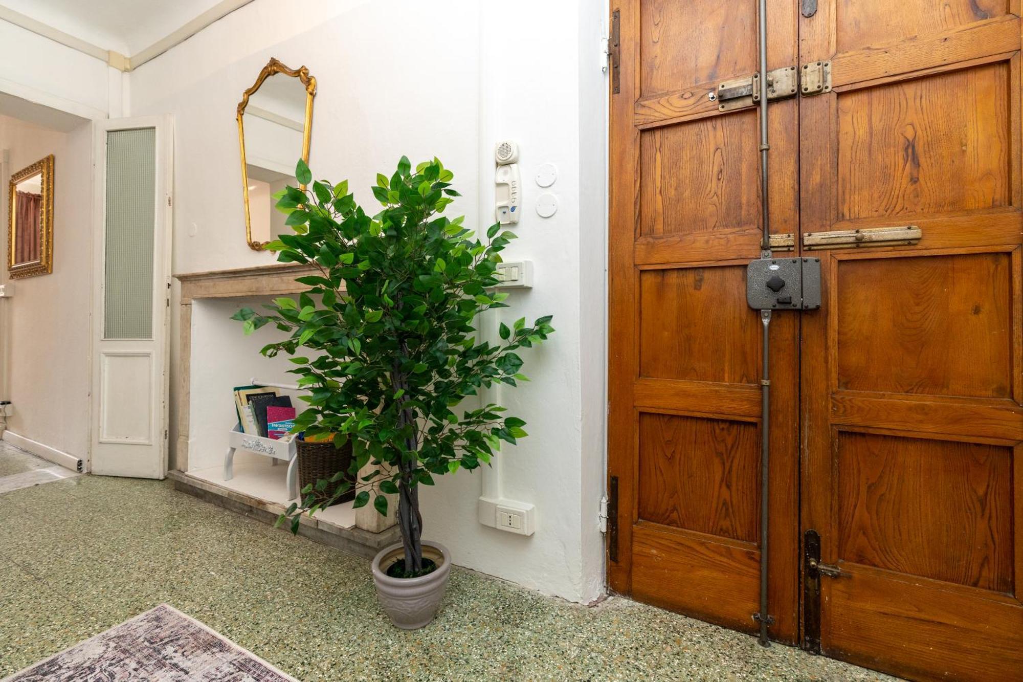 شقة Historic Apt In The Center Of Lucca With Balcony المظهر الخارجي الصورة